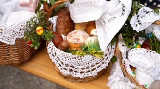 Easter,Basket,For,Blessing,In,A,Church.,Traditional,Woven,Wicker